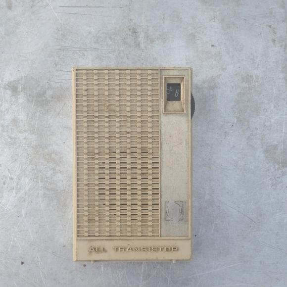 Vintage Portable Transistor Radio - Cream - Picture 1 of 3